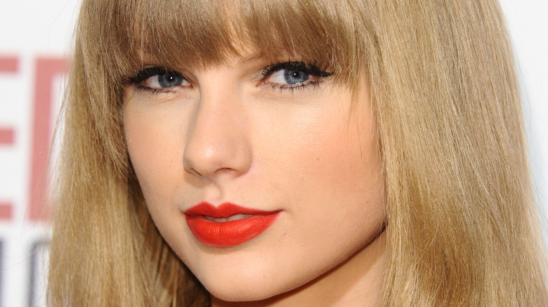 Taylor Swift red lipstick