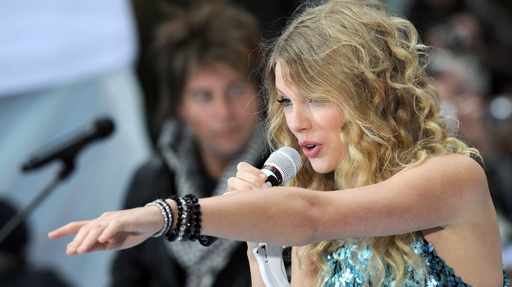 Taylor Swift performing in 2009