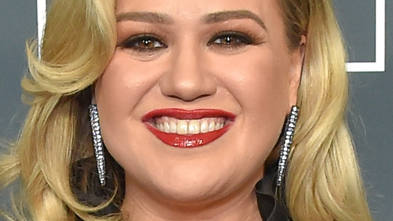 Kelly Clarkson smiling