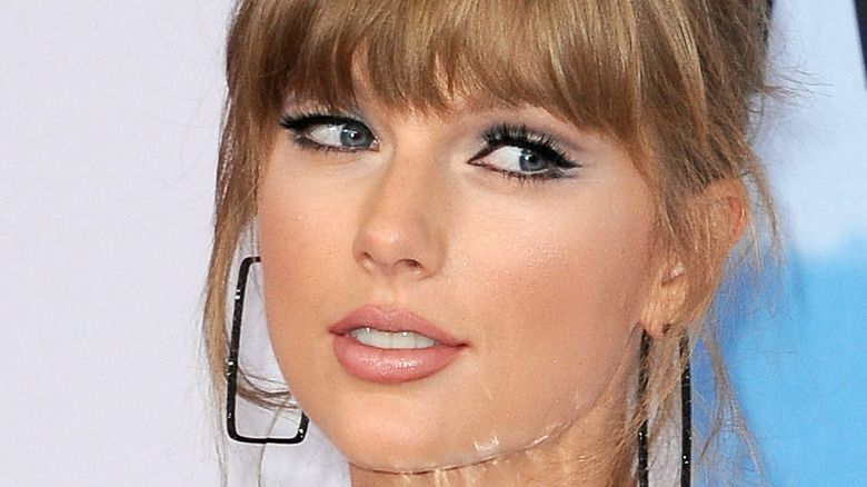 Taylor Swift red carpet pose 