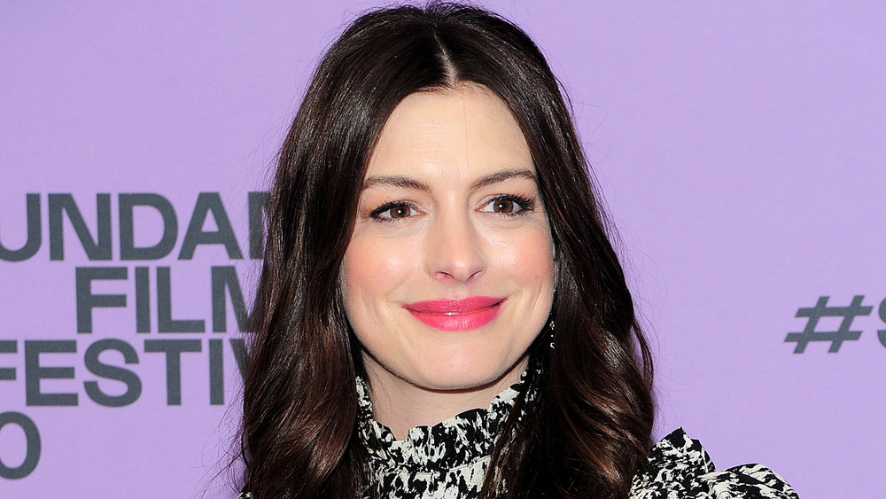 Anne Hathaway poses on the red carpet