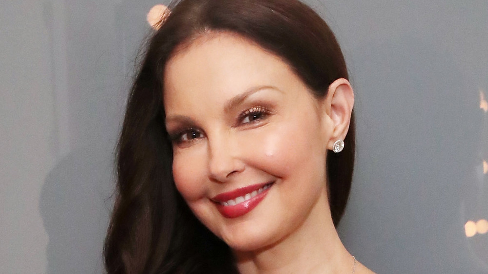 Ashley Judd posing at an event