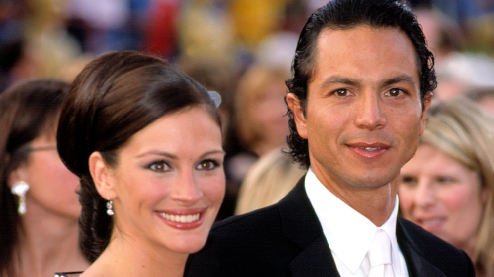 Benjamin Bratt and Julia Roberts pose