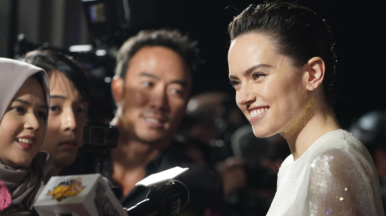 Daisy Ridley smiling at fan event for "Star Wars: The Rise of Skywalker" in Japan
