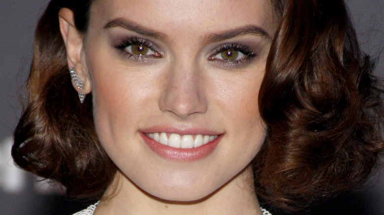 Daisy Ridley smiling at the "Star Wars: The Force Awakens" premiere