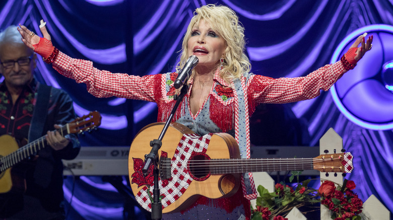 Dolly Parton performing