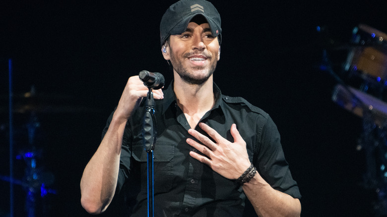 Enrique Iglesias performing