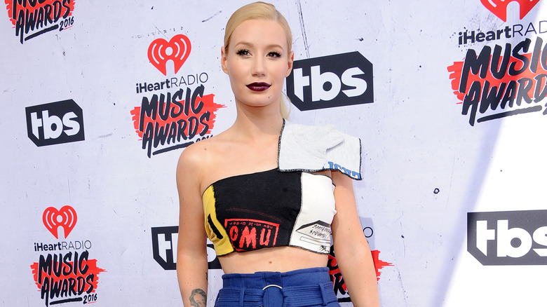 Iggy Azalea posing on the red carpet