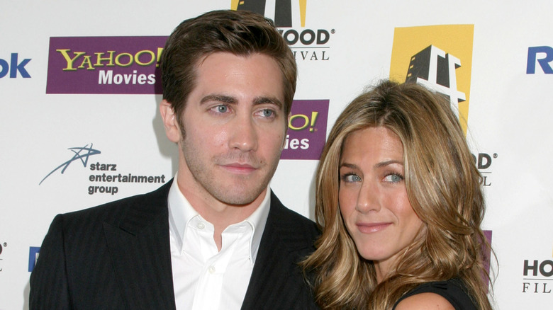 Jake Gyllenhaal and Jennifer Aniston posing