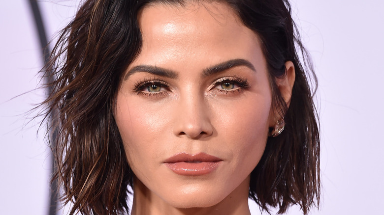 Jenna Dewan gives a smouldering look on the red carpet
