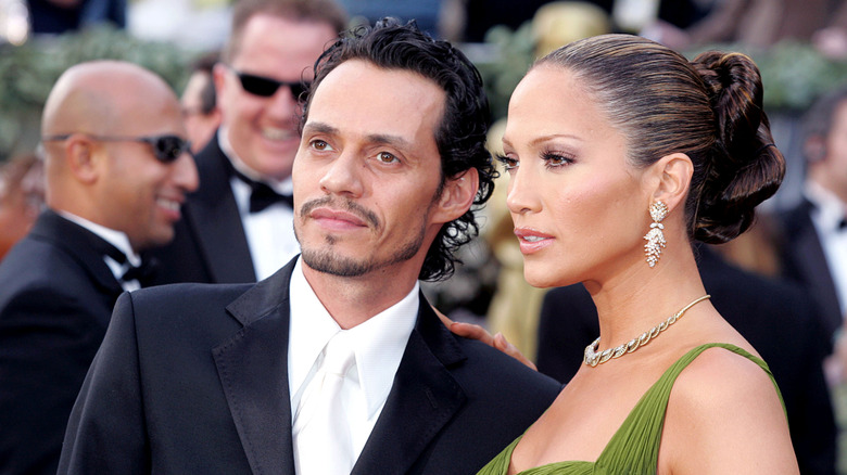 Marc Anthony and Jennifer Lopez posing