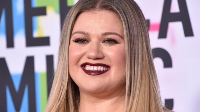 Kelly Clarkson smiling