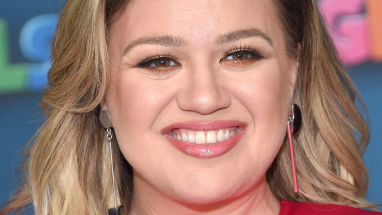 Kelly Clarkson smiling