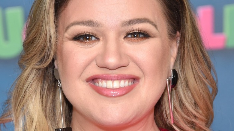 Kelly Clarkson smiling