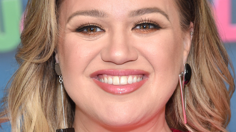 Kelly Clarkson makeup