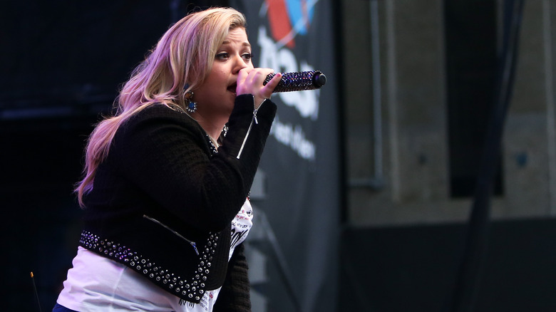 Kelly Clarkson singing at event 