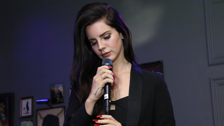 Lana Del Rey wearing all black