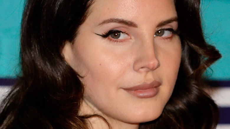 Lana Del Rey looking to the side