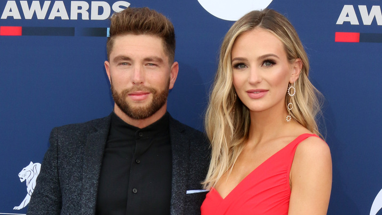 Chris Lane and Lauren Bushnell posing on red carpet 