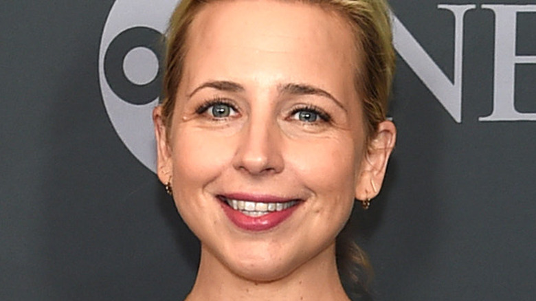 Lecy Goranson smiling on a red carpet