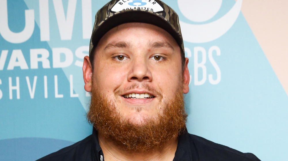 Luke Combs posing on the 2020 CMAs red carpet