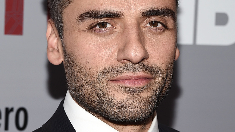 Oscar Isaac posing