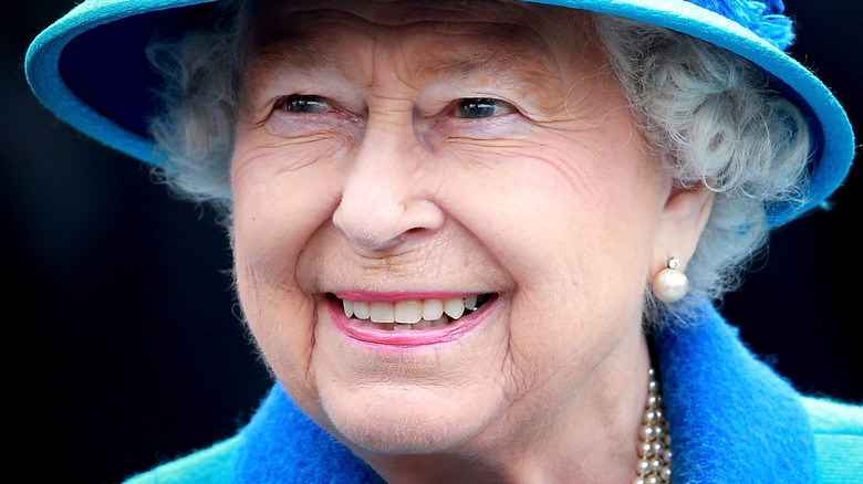 queen elizabeth smiling blue outfit