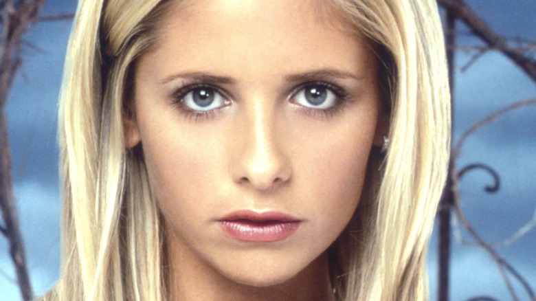 Sarah Michelle Gellar posing as Buffy the Vampire Slayer