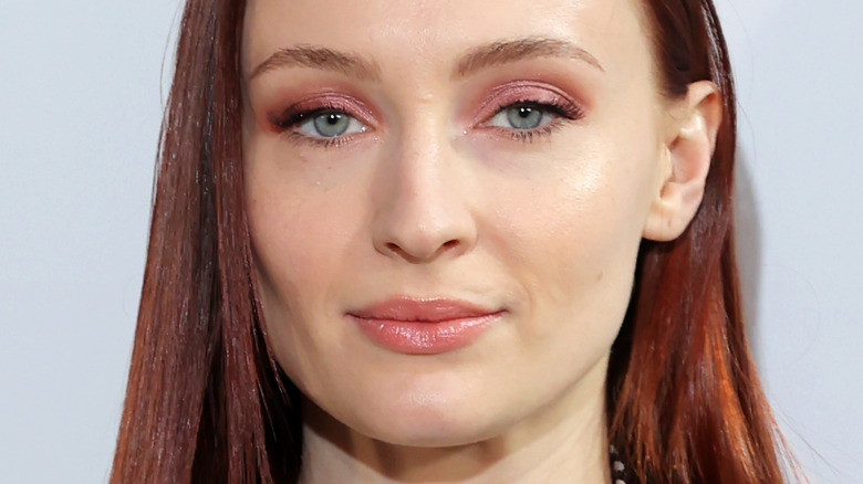 Sophie Turner minimal makeup sleek hair 