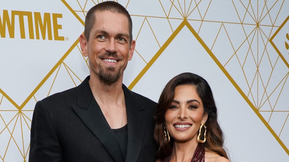 Steve Howey and Sarah Shahi