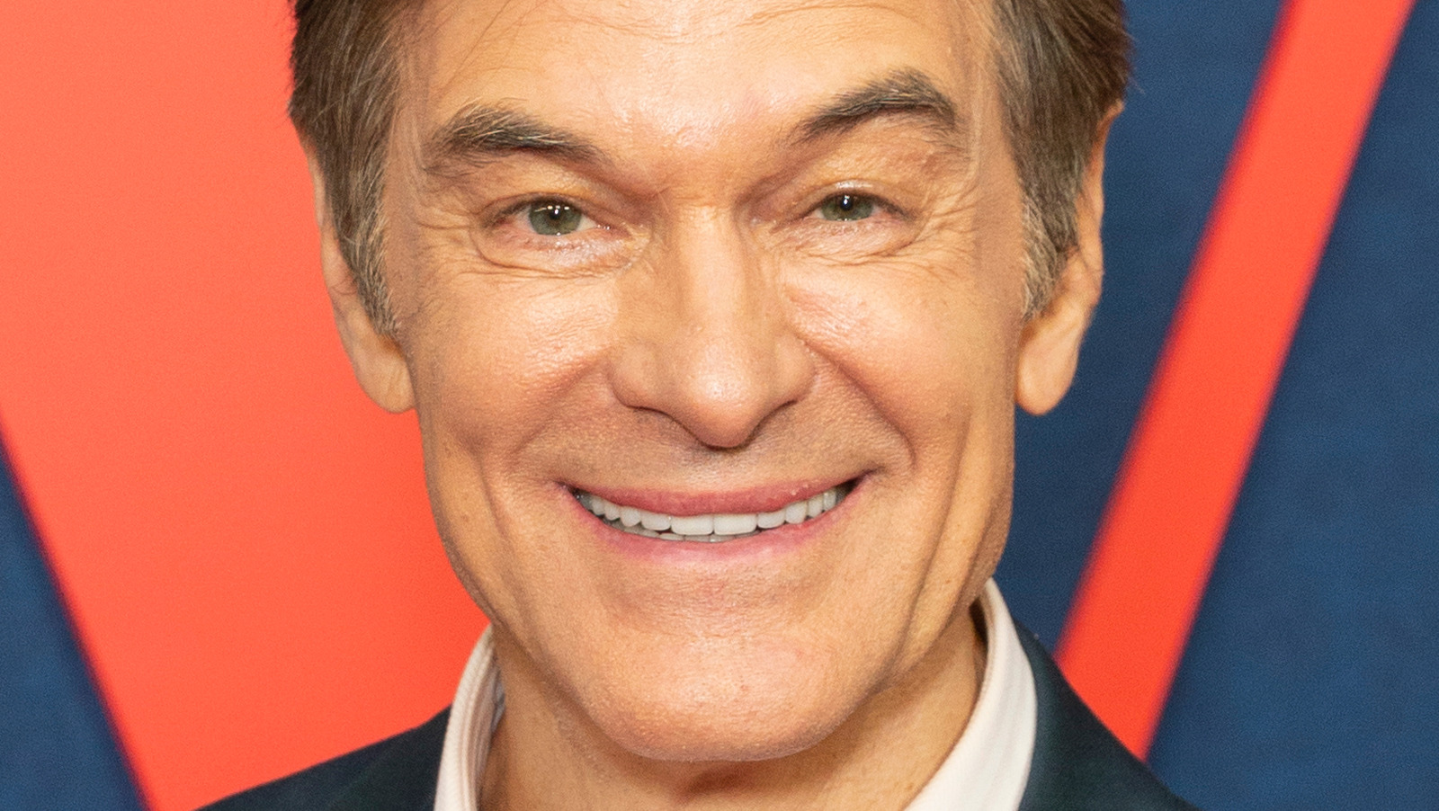 Dr. Oz Debuts Blue Hair on 'The Dr. Oz Show' - wide 4