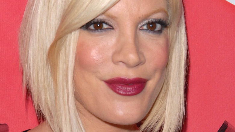 Tori Spelling short hair