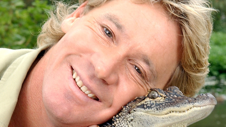 Steve Irwin posing with alligator