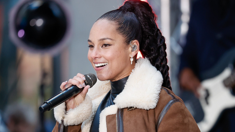 Alicia Keys singing