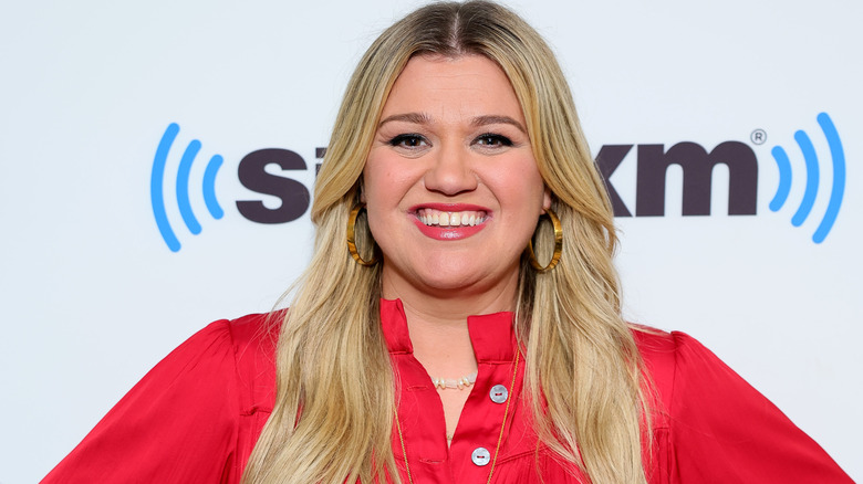 Kelly Clarkson smiling
