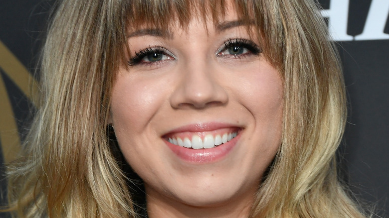 Jennette McCurdy posing for a picture