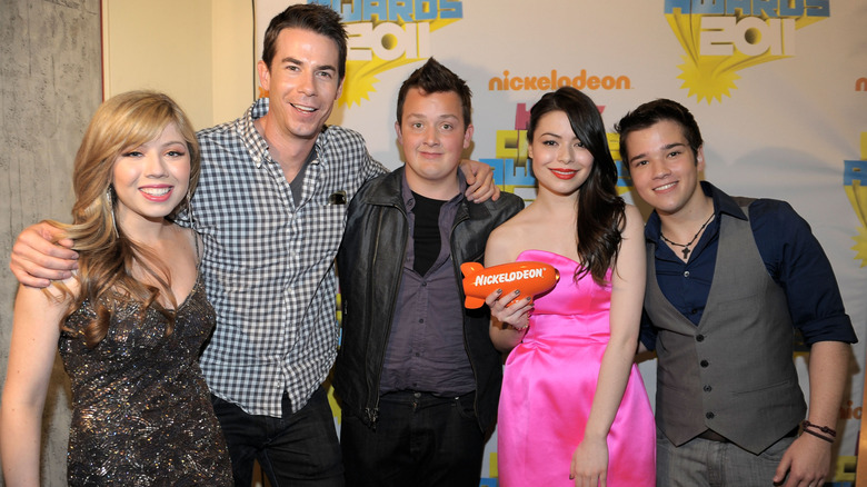 Jennette McCurdy, Jerry Trainor, Noah Munck, Miranda Cosgrove, and Nathan Kress of iCarly after winning at the 2011 Kids' Choice Awards