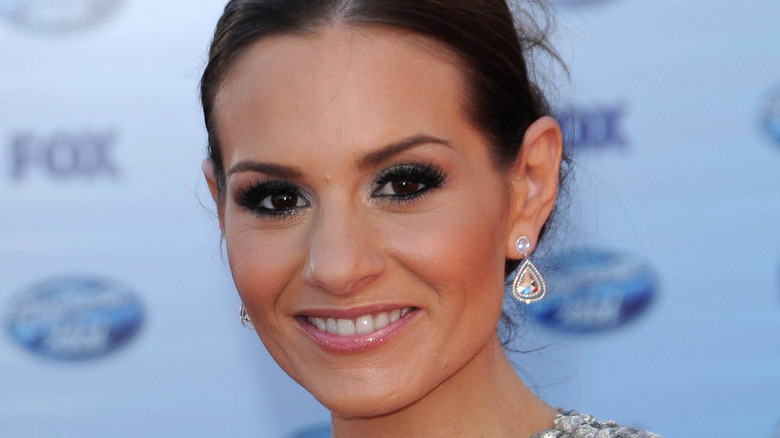 Kara Dioguardi smiling on the red carpet