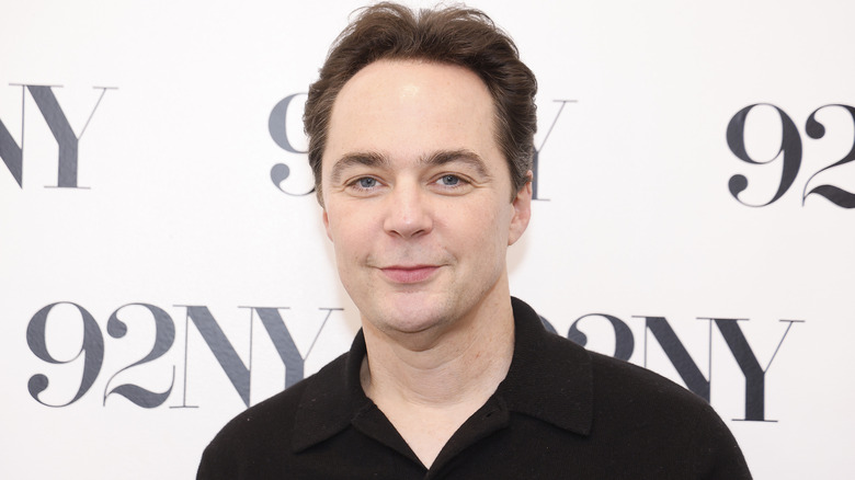 Jim Parsons posing on the red carpet.