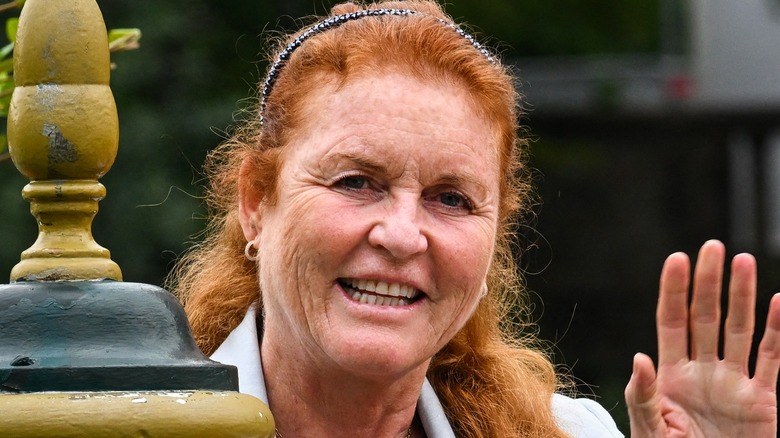 Sarah Ferguson no make-up waving