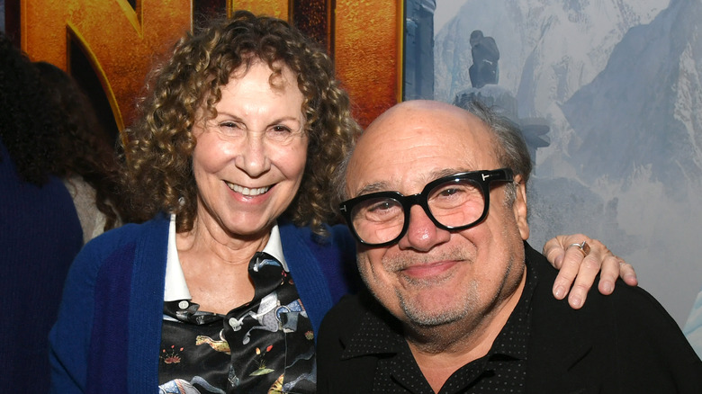 Rhea Perlman and Danny DeVito posing together