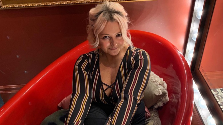 Desta Ostapyk posing in a chair