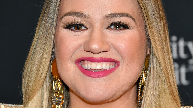 Kelly Clarkson poses backstage at the 2020 Billboard Music Awards
