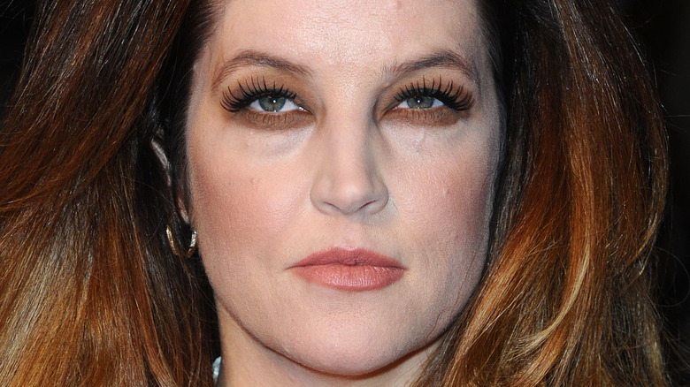 Lisa Marie Presley posing for photo