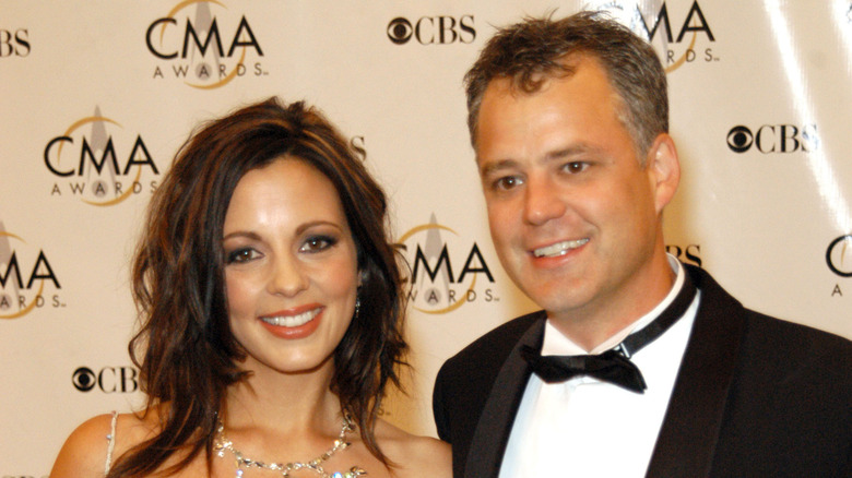 Sara Evans poses with Craig Schelske