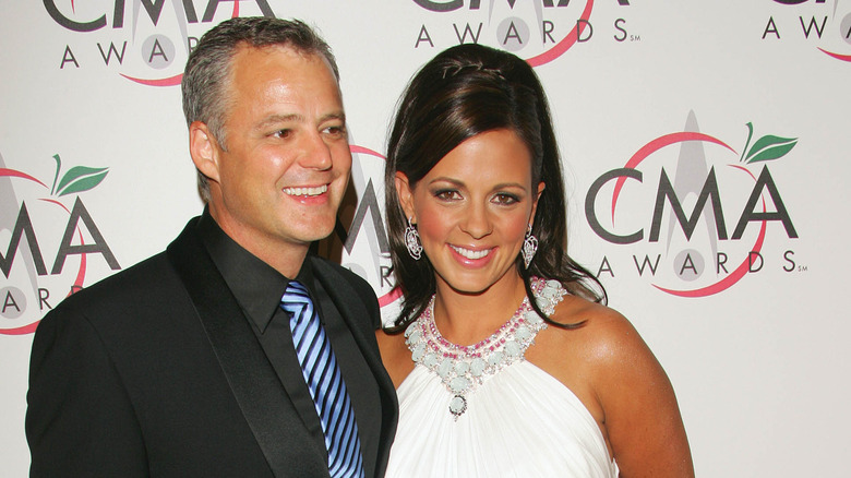 Sara Evans and Craig Schelske pose together
