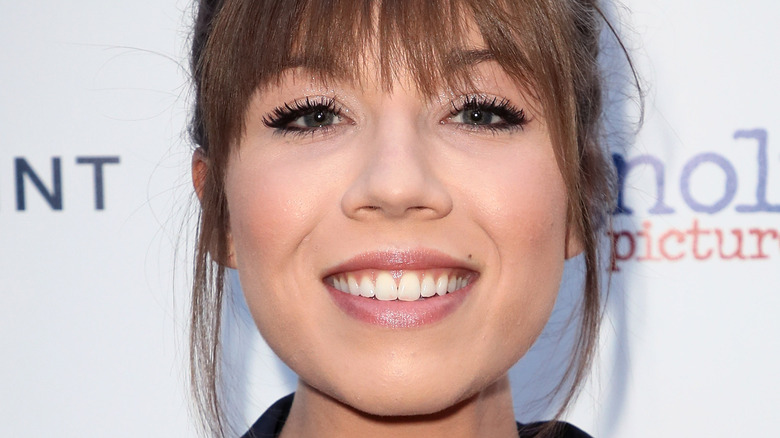 Jennette McCurdy smiling with bangs