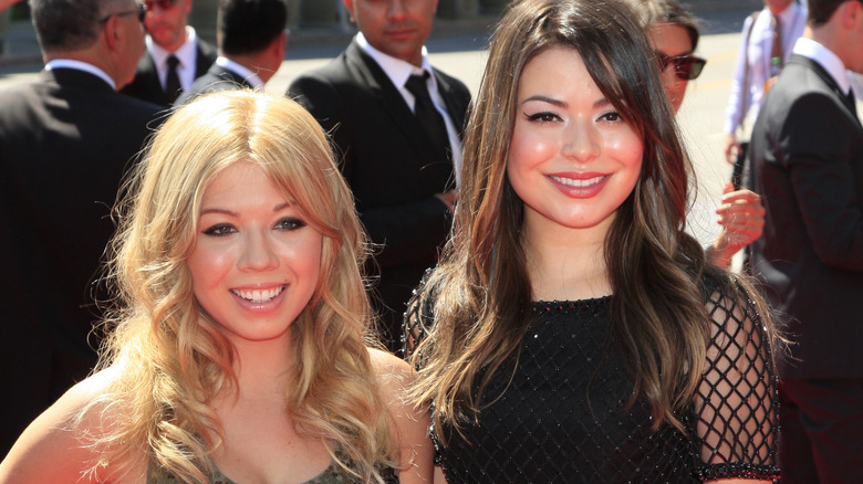 Jennette McCurdy and Miranda Cosgrove posing