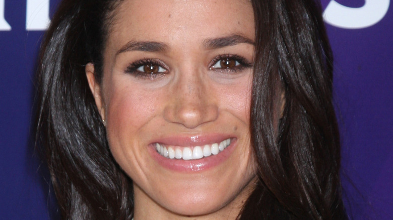 Meghan Markle smilng