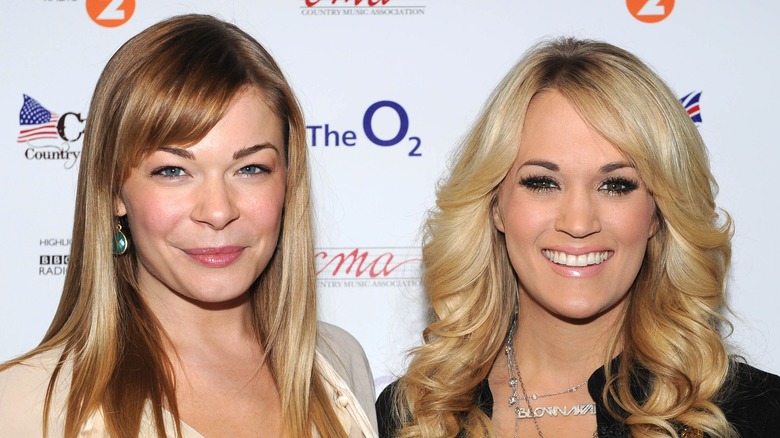 LeAnn Rimes posing with Carrie Underwood